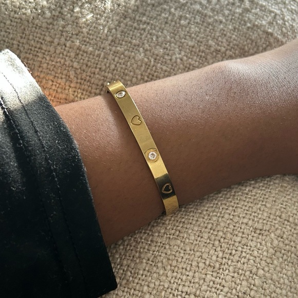 Gold Oval heart Bangle Bracelet (stainless steel) tarnish free - Picture 1 of 6